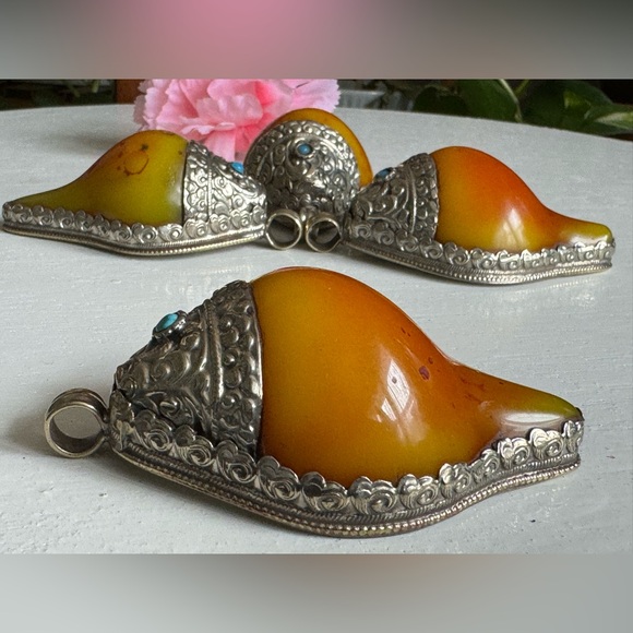 Beautiful unique hand carved Amber tone with tibetan silver pendent mango shape - Picture 4 of 7